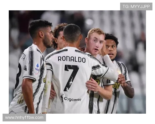 乌迪内斯科莫新闻发布会 奥科耶隆贾伊奇亮相